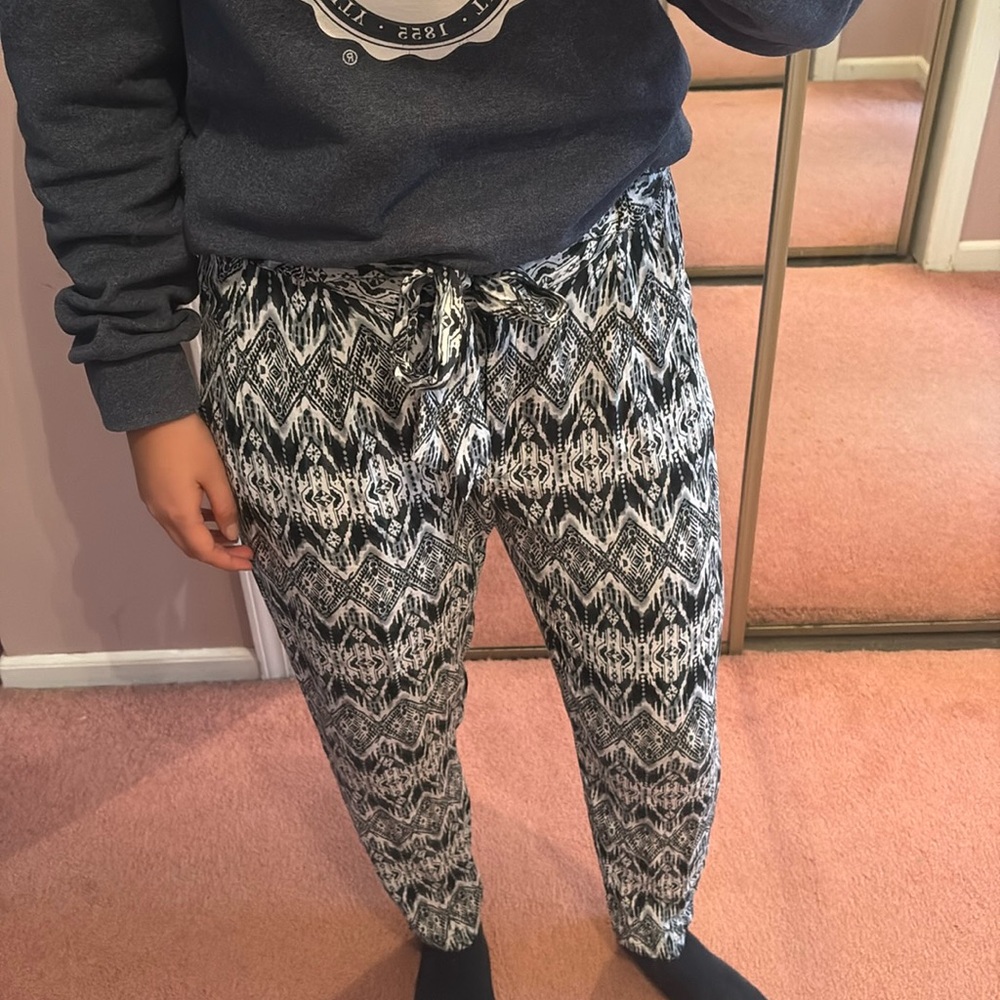 Black and White Flowy Pants Size Large - Picture 2 of 8